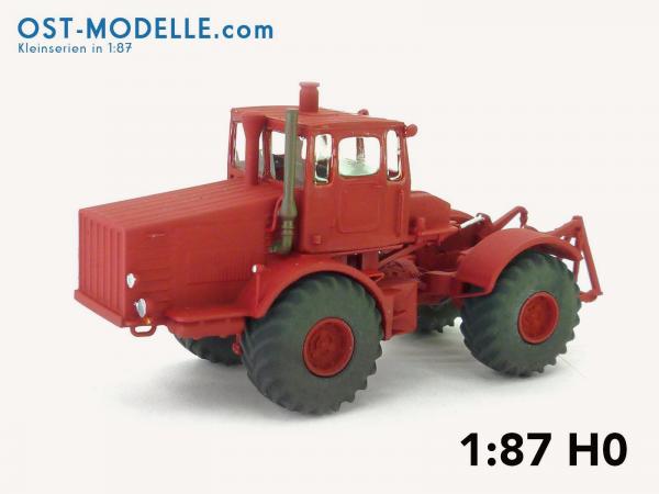 Traktor Kirovets K700 rot mit Motorverkleidung